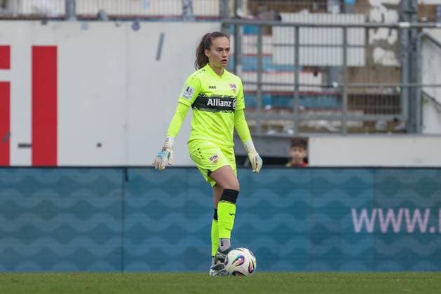 Kiara Beck (Torhüterin, Torwart, VfB Stuttgart, 1) am Ball, Freisteller, Einzelbild, Ganzkörper, Aktion, Action, Spielszene, DIE DFB-RICHTLINIEN UNTERSAGEN JEGLICHE NUTZUNG VON FOTOS ALS SEQUENZBILDER UND ODER VIDEOÄHNLICHE FOTOSTRECKEN. DFB REGULATIONS PROHIBIT ANY USE OF PHOTOGRAPHS AS IMAGE SEQUENCES AND OR QUASI-VIDEO., 09.11.2025, Meppen (Deutschland), Fussball, 2. Frauen-Bundesliga, SV Meppen - VfB Stuttgart