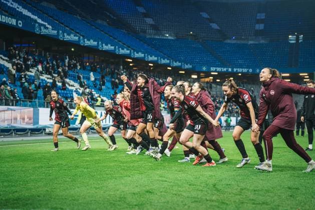 Google Pixel Frauen-Bundesliga: Hamburger SV vs. 1. FC Nürnberg, 09.11.2025 Der 1. FC Nürnberg feiert mit seinen Fans; Google Pixel Frauen-Bundesliga, 10. Spieltag: Hamburger SV vs. 1. FC Nürnberg am 09.11.2025 im Volksparkstadion, Hamburg DFB DFL REGULATIONS PROHIBIT ANY USE OF PHOTOGRAPHS AS IMAGE SEQUENCES AND OR QUASI-VIDEO. Copyright: xBEAUTIFULxSPORTS Tonhäuserx