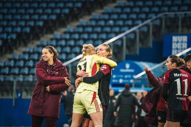 Google Pixel Frauen-Bundesliga: Hamburger SV vs. 1. FC Nürnberg, 09.11.2025 Der 1. FC Nürnberg feiert den 1:2 beim Hamburger SV; Google Pixel Frauen-Bundesliga, 10. Spieltag: Hamburger SV vs. 1. FC Nürnberg am 09.11.2025 im Volksparkstadion, Hamburg DFB DFL REGULATIONS PROHIBIT ANY USE OF PHOTOGRAPHS AS IMAGE SEQUENCES AND OR QUASI-VIDEO. Copyright: xBEAUTIFULxSPORTS Tonhäuserx