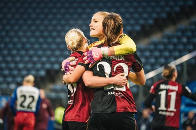 Google Pixel Frauen-Bundesliga: Hamburger SV vs. 1. FC Nürnberg, 09.11.2025 Der 1. FC Nürnberg feiert den 1:2 beim Hamburger SV; Google Pixel Frauen-Bundesliga, 10. Spieltag: Hamburger SV vs. 1. FC Nürnberg am 09.11.2025 im Volksparkstadion, Hamburg DFB DFL REGULATIONS PROHIBIT ANY USE OF PHOTOGRAPHS AS IMAGE SEQUENCES AND OR QUASI-VIDEO. Copyright: xBEAUTIFULxSPORTS Tonhäuserx