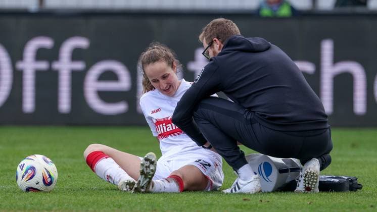 Tamar Dongus (VfB Stuttgart, 32) wird verletzt behandelt, Verletzung, Schmerzen, schmerzverzerrtes Gesicht, DIE DFB-RICHTLINIEN UNTERSAGEN JEGLICHE NUTZUNG VON FOTOS ALS SEQUENZBILDER UND ODER VIDEOÄHNLICHE FOTOSTRECKEN. DFB REGULATIONS PROHIBIT ANY USE OF PHOTOGRAPHS AS IMAGE SEQUENCES AND OR QUASI-VIDEO., 09.11.2025, Meppen (Deutschland), Fussball, 2. Frauen-Bundesliga, SV Meppen - VfB Stuttgart