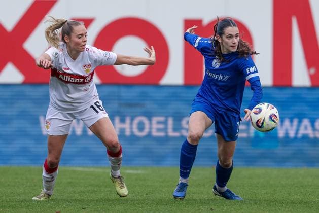 v.li.: Janina Hechler (VfB Stuttgart, 16) und Marie Bleil (SV Meppen, 7) im Zweikampf, Duell, Dynamik, Aktion, Action, Spielszene, DIE DFB-RICHTLINIEN UNTERSAGEN JEGLICHE NUTZUNG VON FOTOS ALS SEQUENZBILDER UND ODER VIDEOÄHNLICHE FOTOSTRECKEN. DFB REGULATIONS PROHIBIT ANY USE OF PHOTOGRAPHS AS IMAGE SEQUENCES AND OR QUASI-VIDEO., 09.11.2025, Meppen (Deutschland), Fussball, 2. Frauen-Bundesliga, SV Meppen - VfB Stuttgart