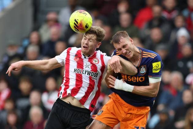 Brentford v Newcastle 09 November 2025, London - Premier League Football - Brentford v Newcastle United - Nathan Collins of Brentford and Dan Burn of Newcastle United - Photo: Charlotte Wilson Offside. London UK Copyright: xCharlottexWilsonx xOffsidexOffside