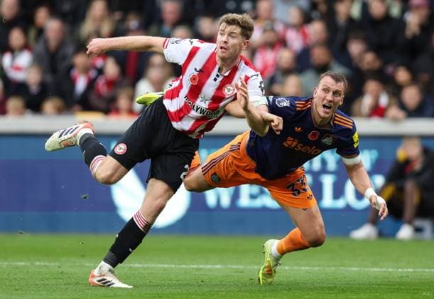 Brentford v Newcastle 09 November 2025, London - Premier League Football - Brentford v Newcastle United - Nathan Collins of Brentford and Dan Burn of Newcastle United - Photo: Charlotte Wilson Offside. London UK Copyright: xCharlottexWilsonx xOffsidexOffside