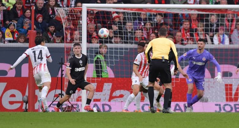 09.11.2025, xblx, Fussball 1.Bundesliga, SC Freiburg - FC St.Pauli v.l. Yuito Suzuki (SC Freiburg), Goal scored, Tor zum 1:0 (DFL DFB REGULATIONS PROHIBIT ANY USE OF PHOTOGRAPHS as IMAGE SEQUENCES and or QUASI-VIDEO) Freiburg