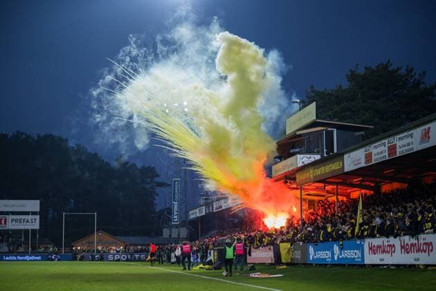 251109 Pyroteknik under fotbollsmatchen i Allsvenskan mellan Mjällby och Häcken den 9 november 2025 i Hällevik. Copyright: CARLxSANDIN BB251109CS009