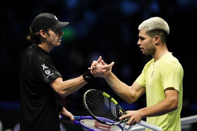 Australia s Alex de Minaur shakes Spain s Carlos Alcaraz hand after the singles tennis match of the ATP, Tennis Herren World Tour Finals against at the Inalpi Arena in Turin, Italy - Sunday, Nov. 9, 2025. - .  Copyright: xMarcoxAlpozzi LaPressex