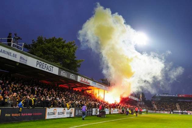 HÄLLEVIK, SVERIGE 20251109 Mjällbys supportrar eldar bengaler under söndagens fotbollsmatch i allsvenskans sista omgang mellan Mjällby AIF och BK Häcken pa Strandvallen. HÄLLEVIK SVERIGE x9200x Copyright: xBjörnxLarssonxRosvall TTx ALLSVENSKAN MJÄLLBY-HÄCKEN