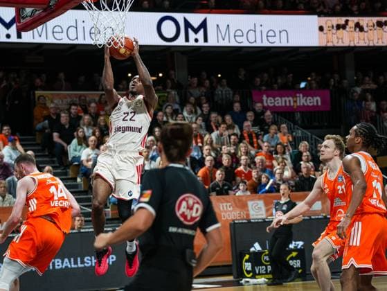 Isaiah Mike (Basketball Loewen Muenchen, 22) im Dunk Rasta Vechta vs. FC Bayern Muenchen, Basketball, easyCredit Basketball Bundesliga, 7. Spieltag, Saison 2025 2026, 09.11.2025 Rasta Vechta vs. FC Bayern Muenchen, Basketball, easyCredit Basketball Bundesliga, 7. Spieltag, Saison 2025 2026, 09.11.2025 Vechta Copyright: xEibner-Pressefoto DamianxKruczynx EP_DKI