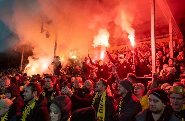 HÄLLEVIK 2025-11-09 Klacken Sillastrybarna burn flares during Sunday s football match in the last round of the Allsvenskan between Mjällby AIF and BK Häcken at Strandvallen. HÄLLEVIK SWEDEN x50090x