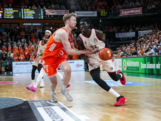 Wenyen Gabriel (Basketball Loewen Muenchen, 32) im Dribbling gegen Lars Thiemann (RASTA Vechta, 21) Rasta Vechta vs. FC Bayern Muenchen, Basketball, easyCredit Basketball Bundesliga, 7. Spieltag, Saison 2025 2026, 09.11.2025 Rasta Vechta vs. FC Bayern Muenchen, Basketball, easyCredit Basketball Bundesliga, 7. Spieltag, Saison 2025 2026, 09.11.2025 Vechta Copyright: xEibner-Pressefoto DamianxKruczynx EP_DKI