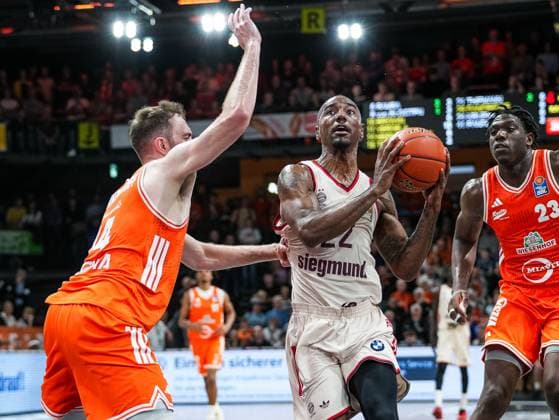 Isaiah Mike (Basketball Loewen Muenchen, 22) versucht den Denk gegen Philipp Herkenhoff (RASTA Vechta, 14) Rasta Vechta vs. FC Bayern Muenchen, Basketball, easyCredit Basketball Bundesliga, 7. Spieltag, Saison 2025 2026, 09.11.2025 Rasta Vechta vs. FC Bayern Muenchen, Basketball, easyCredit Basketball Bundesliga, 7. Spieltag, Saison 2025 2026, 09.11.2025 Vechta Copyright: xEibner-Pressefoto DamianxKruczynx EP_DKI
