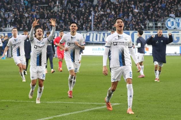 09.11.2025, xgox, Fussball - 2.Bundesliga 1.FC Magdeburg - SC Padernborn 07 emspor, v.l. Paderborn Jubel ueber den Sieg, Jubel nach Spielende (DFL DFB REGULATIONS PROHIBIT ANY USE OF PHOTOGRAPHS as IMAGE SEQUENCES and or QUASI-VIDEO) Magdeburg