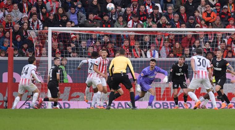 09.11.2025, xblx, Fussball 1.Bundesliga, SC Freiburg - FC St.Pauli v.l. Yuito Suzuki (SC Freiburg), Nikola Vasilj (FC ST. PAULI), Moment vor dem tor zum 1:0 (DFL DFB REGULATIONS PROHIBIT ANY USE OF PHOTOGRAPHS as IMAGE SEQUENCES and or QUASI-VIDEO) Freiburg