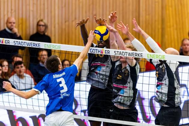 09.11.2025, GER, Volleyball, Saison 2025 2026, Maenner, DVV Pokal, Achtelfinale, Blue Volleys Gotha - Barock Volleys MTV Ludwigsburg Christoph Assmann (Blue Volleys Gotha) im Angriff gegen einen 3er Block von den Barock Volleys MTV Ludwigsburg 99867 Gotha Sporthalle Sportanlage Ernesti Thüringen Deutschland