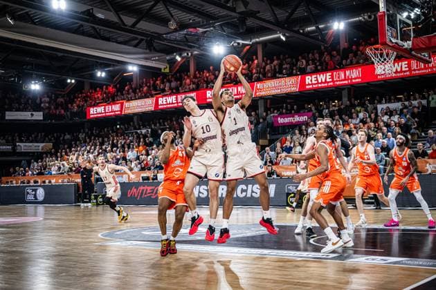 1. Basketball Bundesliga, easyCredit BBL, Saison 2025 2026, Herren, Hauptrunde, 7. Spieltag, 09.11.2025, RASTA Vechta - FC Bayern München Basketball Justinian Jessup ( 10 - FC Bayern München Basketball) und Oscar da Silva ( 1 - FC Bayern München Basketball) in Aktion Vechta RASTA Dome Niedersachsen Deutschland