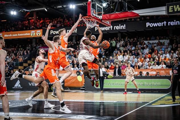 1. Basketball Bundesliga, easyCredit BBL, Saison 2025 2026, Herren, Hauptrunde, 7. Spieltag, 09.11.2025, RASTA Vechta - FC Bayern München Basketball Kamar Baldwin ( 44 - FC Bayern München Basketball) in Aktion Vechta RASTA Dome Niedersachsen Deutschland
