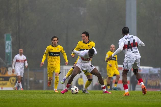 Zweikampf zwischen Jeremias Lorch (Alemannia Aachen, 06) und Mansour Ouro-Tagba (VfB Stuttgart II, 27), rechts im Bild ist Mohamed Sankoh (VfB Stuttgart II, 44), VFB Stuttgart II vs. Alemannia Aachen, Fussball, 3. Liga, 14. Spieltag, Saison 2025 2026, 09.11.2025 VFB Stuttgart II vs. Alemannia Aachen, Fussball, 3. Liga, 14. Spieltag, Saison 2025 2026, 09.11.2025 Aspach Copyright: xEibner-Pressefoto PhilipxZieglerx EP_PZR