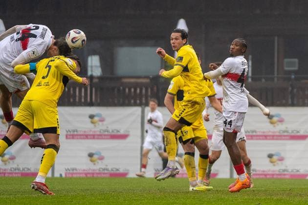 Kopfballgelegenheit durch Yanik Spalt (VfB Stuttgart II, 23) im Zweikampf mit Sasa Strujic (Alemannia Aachen, 05), VFB Stuttgart II vs. Alemannia Aachen, Fussball, 3. Liga, 14. Spieltag, Saison 2025 2026, 09.11.2025 VFB Stuttgart II vs. Alemannia Aachen, Fussball, 3. Liga, 14. Spieltag, Saison 2025 2026, 09.11.2025 Aspach Copyright: xEibner-Pressefoto PhilipxZieglerx EP_PZR