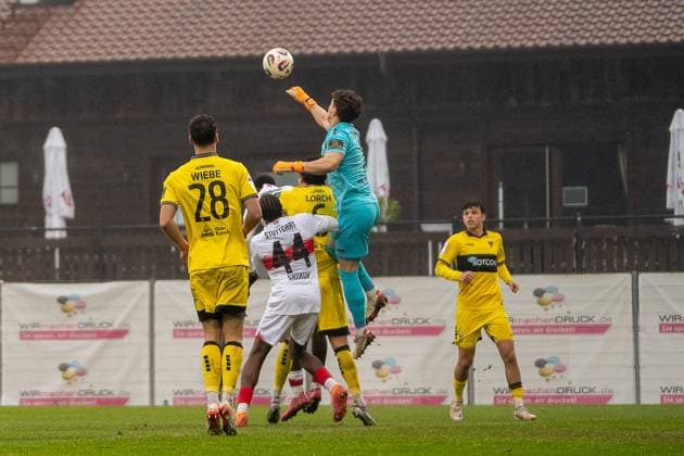 Jan Olschowsky (Alemannia Aachen, 01) klärt eine Flanke mit der Faust, VFB Stuttgart II vs. Alemannia Aachen, Fussball, 3. Liga, 14. Spieltag, Saison 2025 2026, 09.11.2025 VFB Stuttgart II vs. Alemannia Aachen, Fussball, 3. Liga, 14. Spieltag, Saison 2025 2026, 09.11.2025 Aspach Copyright: xEibner-Pressefoto PhilipxZieglerx EP_PZR