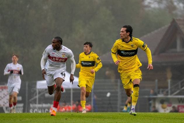Jeremias Lorch (Alemannia Aachen, 06) und Mohamed Sankoh (VfB Stuttgart II, 44), VFB Stuttgart II vs. Alemannia Aachen, Fussball, 3. Liga, 14. Spieltag, Saison 2025 2026, 09.11.2025 VFB Stuttgart II vs. Alemannia Aachen, Fussball, 3. Liga, 14. Spieltag, Saison 2025 2026, 09.11.2025 Aspach Copyright: xEibner-Pressefoto PhilipxZieglerx EP_PZR