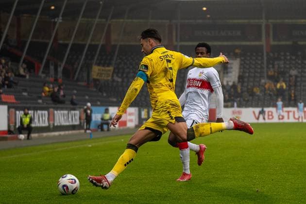 Zweikampf zwischen Sasa Strujic (Alemannia Aachen, 05) und Abdenego Nankishi (VfB Stuttgart II, 17), VFB Stuttgart II vs. Alemannia Aachen, Fussball, 3. Liga, 14. Spieltag, Saison 2025 2026, 09.11.2025 VFB Stuttgart II vs. Alemannia Aachen, Fussball, 3. Liga, 14. Spieltag, Saison 2025 2026, 09.11.2025 Aspach Copyright: xEibner-Pressefoto PhilipxZieglerx EP_PZR