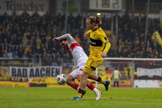 Zweikampf zwischen Samuele Di Benedetto (VfB Stuttgart II, 08) und Lars Gindorf (Alemannia Aachen, 23), VFB Stuttgart II vs. Alemannia Aachen, Fussball, 3. Liga, 14. Spieltag, Saison 2025 2026, 09.11.2025 VFB Stuttgart II vs. Alemannia Aachen, Fussball, 3. Liga, 14. Spieltag, Saison 2025 2026, 09.11.2025 Aspach Copyright: xEibner-Pressefoto PhilipxZieglerx EP_PZR