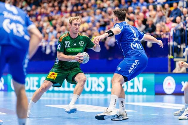 v.l. Marian Michalczik (TSV Hannover-Burgdorf, 22), Frederik Simak (TBV Lemgo Lippe, 08) GER, TBV Lemgo Lippe vs. TSV Hannover-Burgdorf, Handball, 1. Bundesliga, 11. Spieltag, Spielzeit 2025 2026, 09.11.2025 GER, TBV Lemgo Lippe vs. TSV Hannover-Burgdorf, Handball, 1. Bundesliga, 11. Spieltag, Spielzeit 2025 2026, 09.11.2025 Lemgo Copyright: xEibner-Pressefoto JanxRollingerx EP_JSK