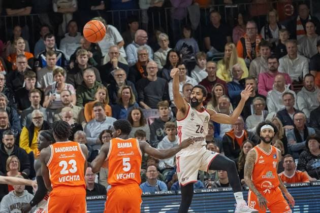 GER, EasyCredit BBL RASTA Vechta vs FC Bayern Muenchen 09.11.2025, RASTA Dome, Vechta, GER, EasyCredit BBL RASTA Vechta vs FC Bayern Muenchen im Bild SPENCER Dinwiddie (FCB 26) TJ Bamba (Rasta 5) Malcolm Dandridge (Rasta 23)
