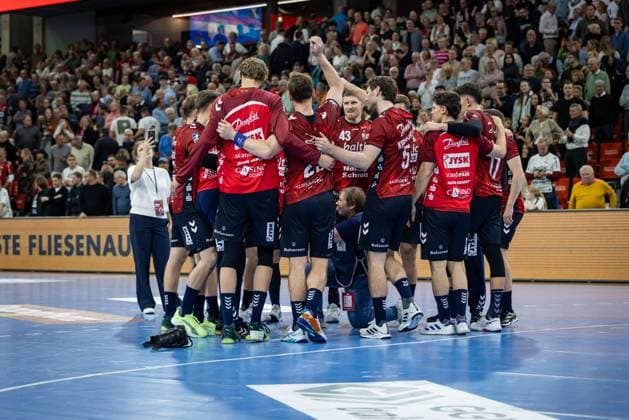 DAIKIN HBL: SG Flensburg-Handewitt vs Handball Verein Hamburg; 09.11.25 Jubel nach Sieg Team SG Flensburg-Handewitt DAIKIN HBL: SG Flensburg-Handewitt vs Handball Sport Verein Hamburg, GP JOULE Arena am 09.11.25 Copyright: xBEAUTIFULxSPORTS MarioxM.xKobergx