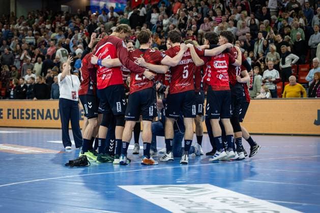 DAIKIN HBL: SG Flensburg-Handewitt vs Handball Verein Hamburg; 09.11.25 Jubel nach Sieg Team SG Flensburg-Handewitt DAIKIN HBL: SG Flensburg-Handewitt vs Handball Sport Verein Hamburg, GP JOULE Arena am 09.11.25 Copyright: xBEAUTIFULxSPORTS MarioxM.xKobergx