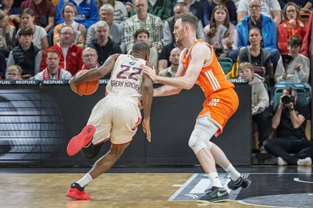 GER, EasyCredit BBL RASTA Vechta vs FC Bayern Muenchen 09.11.2025, RASTA Dome, Vechta, GER, EasyCredit BBL RASTA Vechta vs FC Bayern Muenchen im Bild Isiaha Mike (FCB 22) Philipp Herkenhoff (Rasta 14)