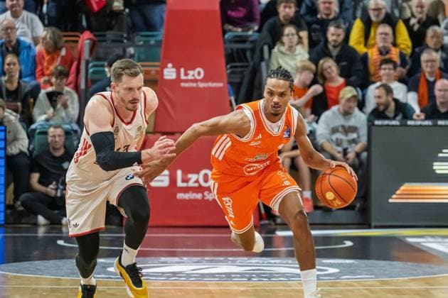 GER, EasyCredit BBL RASTA Vechta vs FC Bayern Muenchen 09.11.2025, RASTA Dome, Vechta, GER, EasyCredit BBL RASTA Vechta vs FC Bayern Muenchen im Bild Alonzo Verge Jr. (Rasta 11) Andreas Obst (FCB 13)