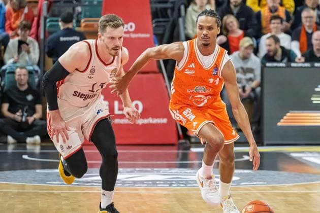 GER, EasyCredit BBL RASTA Vechta vs FC Bayern Muenchen 09.11.2025, RASTA Dome, Vechta, GER, EasyCredit BBL RASTA Vechta vs FC Bayern Muenchen im Bild Alonzo Verge Jr. (Rasta 11) Andreas Obst (FCB 13)