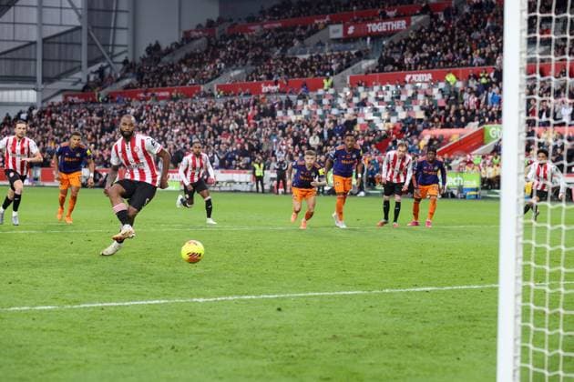 Brentford v Newcastle 09 November 2025, London - Premier League Football - Brentford v Newcastle United - Igor Thiago of Brentford scores their 2nd goal from the penalty spot - Photo: Charlotte Wilson Offside. London UK Copyright: xCharlottexWilsonx xOffsidexOffside