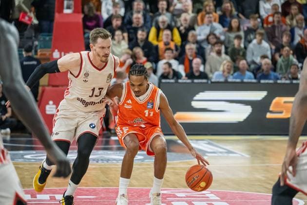 GER, EasyCredit BBL RASTA Vechta vs FC Bayern Muenchen 09.11.2025, RASTA Dome, Vechta, GER, EasyCredit BBL RASTA Vechta vs FC Bayern Muenchen im Bild Alonzo Verge Jr. (Rasta 11) Andreas Obst (FCB 13)