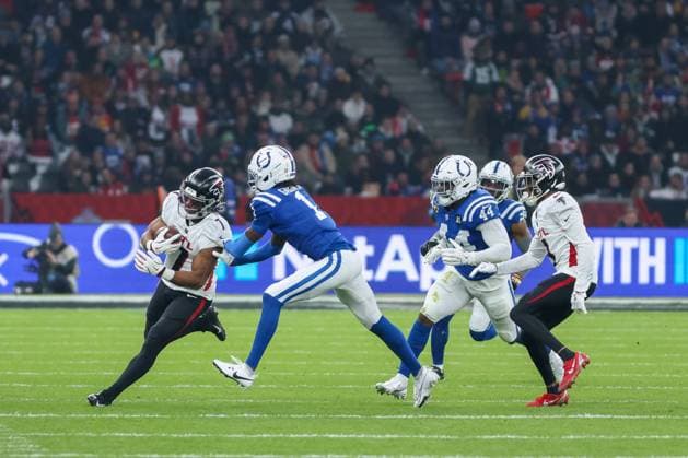 Bijan Robinson (Atlanta Falcons, 07) mit Ball mit Ahmad Sauce Gardner (Indianapolis Colts, 01), mit Zaire Franklin (Indianapolis Colts, 44) und Darnell Mooney (Atlanta Falcons, 01), GER, Indianapolis Colts vs. Atlanta Falcons, American Football, National Football League, Berlin Game 2025, Woche 10, Saison 2025, 09.11.2025, GER, Indianapolis Colts vs. Atlanta Falcons, American Football, National Football League, Berlin Game 2025, Woche 10, Saison 2025, 09.11.2025 Berlin Copyright: xEibner-Pressefoto JennixMaulx EP_JML