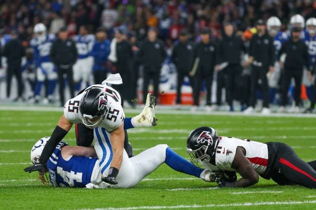 Jalon Walker (Atlanta Falcons, 11) mit Tyler Warren (Indianapolis Colts, 84), mit Kaden Elliss (Atlanta Falcons, 55), GER, Indianapolis Colts vs. Atlanta Falcons, American Football, National Football League, Berlin Game 2025, Woche 10, Saison 2025, 09.11.2025, GER, Indianapolis Colts vs. Atlanta Falcons, American Football, National Football League, Berlin Game 2025, Woche 10, Saison 2025, 09.11.2025 Berlin Copyright: xEibner-Pressefoto JennixMaulx EP_JML