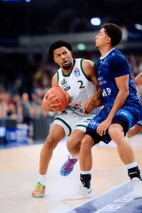Dexter Akanno (2; Gladiators Trier) mit Ball, Kevin McClain (3; MLP Academics Heidelberg) verteidigt easyCredit BBL: MLP Academics Heidelberg – Gladiators Trier 09.11.2025 im SNP-Dome, Heidelberg Dexter Akanno (2; Gladiators Trier) mit Ball