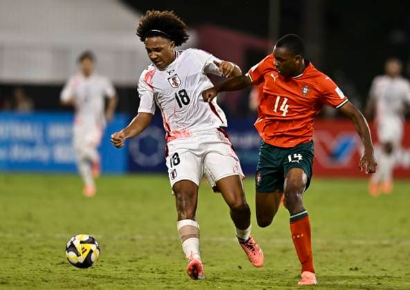 Portugal v Japan: Group B - FIFA U-17 World Cup Qatar 2025 Jelani Ren Makinose (L) of Japan and Ricardo Neto of Portugal in action during the FIFA U-17 World Cup Qatar 2025 Group B match between Portugal and Japan in Doha, Qatar, on November 9, 2025. DOHA Qatar Copyright: xNOUSHADxTHEKKAYILx