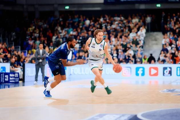 Marco Hollersbacher (9; Gladiators Trier) dribbelt den Ball, während DJ Horne (0; MLP Academics Heidelberg) verteidigt easyCredit BBL: MLP Academics Heidelberg – Gladiators Trier 09.11.2025 im SNP-Dome, Heidelberg Marco Hollersbacher (9; Gladiators Trier) dribbelt