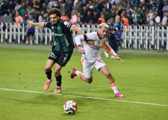 Kocaelispor v Galatasaray - Turkish Super Lig KOCAELI, TURKIYE - NOVEMBER 9: Botond Balogh (5) of Kocaelispor in action against Baris Alper Yilmaz of Galatasaray during the Turkish Super Lig week 12 football match between Kocaelispor and Galatasaray at Kocaeli Stadium, Turkiye on November 9, 2025. Ugur Subasi Anadolu Kocaeli Turkey. Editorial use only. Please get in touch for any other usage.  Copyright: x2025xAnadoluxUgurxSubasix