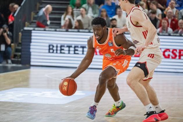 GER, EasyCredit BBL RASTA Vechta vs FC Bayern Muenchen 09.11.2025, RASTA Dome, Vechta, GER, EasyCredit BBL RASTA Vechta vs FC Bayern Muenchen im Bild TJ Bamba (Rasta 5) fc10 Justinian Jessup (FCB 10)