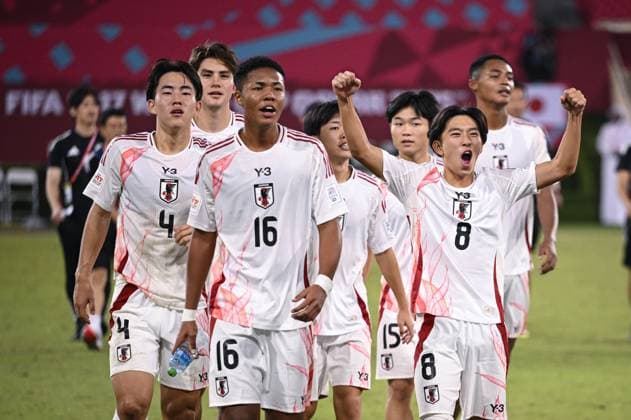 Fussball, Junioren U 17 WM 2025 in Doha Katar Vorrunde 09.11.2025 Gruppe B Portugal - Japan Schlussjubel Team Japan; Shota Fujii, Simon Yu Mendy und Shimon Kobayashi (v.li.)