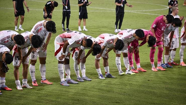 Fussball, Junioren U 17 WM 2025 in Doha Katar Vorrunde 09.11.2025 Gruppe B Portugal - Japan Schlussjubel Japan, das Team bedankt sich bei den Fans
