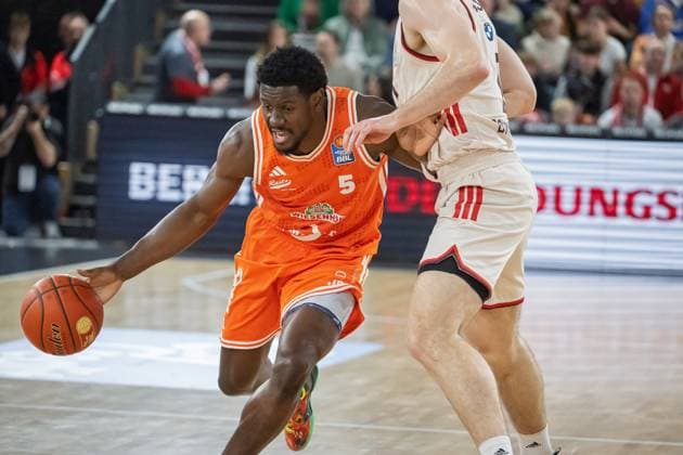GER, EasyCredit BBL RASTA Vechta vs FC Bayern Muenchen 09.11.2025, RASTA Dome, Vechta, GER, EasyCredit BBL RASTA Vechta vs FC Bayern Muenchen im Bild TJ Bamba (Rasta 5) fc10 Justinian Jessup (FCB 10)