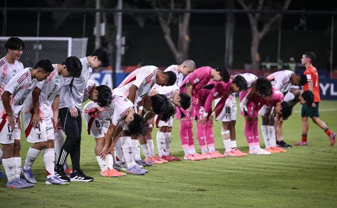 Fussball, Junioren U 17 WM 2025 in Doha Katar Vorrunde 09.11.2025 Gruppe B Portugal - Japan Schlussjubel Japan, das Team bedankt sich bei den Fans