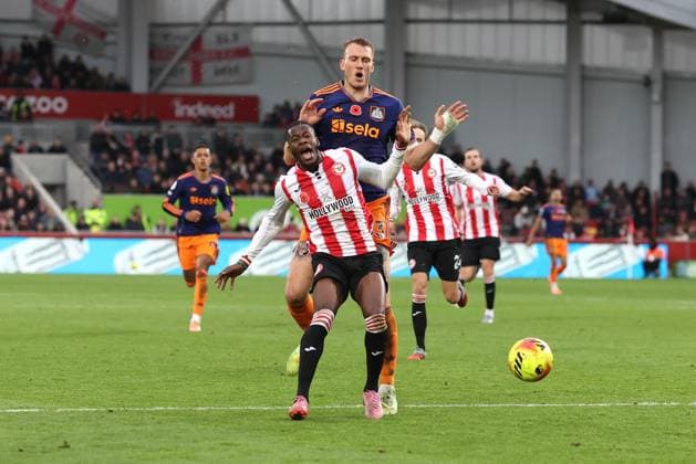 Brentford v Newcastle 09 November 2025, London - Premier League Football - Brentford v Newcastle United - Dan Burn of Newcastle United fouls Dango Ouattara of Brentford to give away a penalty - Photo: Charlotte Wilson Offside. London UK Copyright: xCharlottexWilsonx xOffsidexOffside