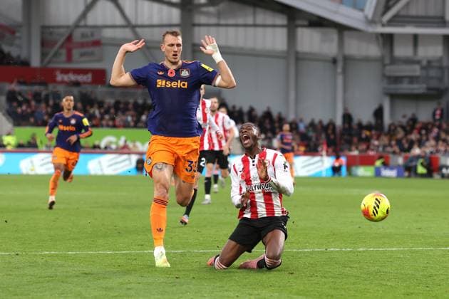 Brentford v Newcastle 09 November 2025, London - Premier League Football - Brentford v Newcastle United - Dan Burn of Newcastle United fouls Dango Ouattara of Brentford to give away a penalty - Photo: Charlotte Wilson Offside. London UK Copyright: xCharlottexWilsonx xOffsidexOffside