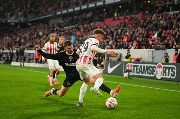 1. Bundesliga: SC Freiburg vs FC St. Pauli, 09.11.2025 Zweikampf zwischen Connor Metcalfe (FC St. Pauli, 24) und Philipp Treu (SC Freiburg, 29) 1. Bundesliga: SC Freiburg vs FC St. Pauli, Europa-Park-Stadion, 09.11.2025 DFB DFL REGULATIONS PROHIBIT ANY USE OF PHOTOGRAPHS AS IMAGE SEQUENCES AND OR QUASI-VIDEO. Copyright: xBEAUTIFULxSPORTS Boscox